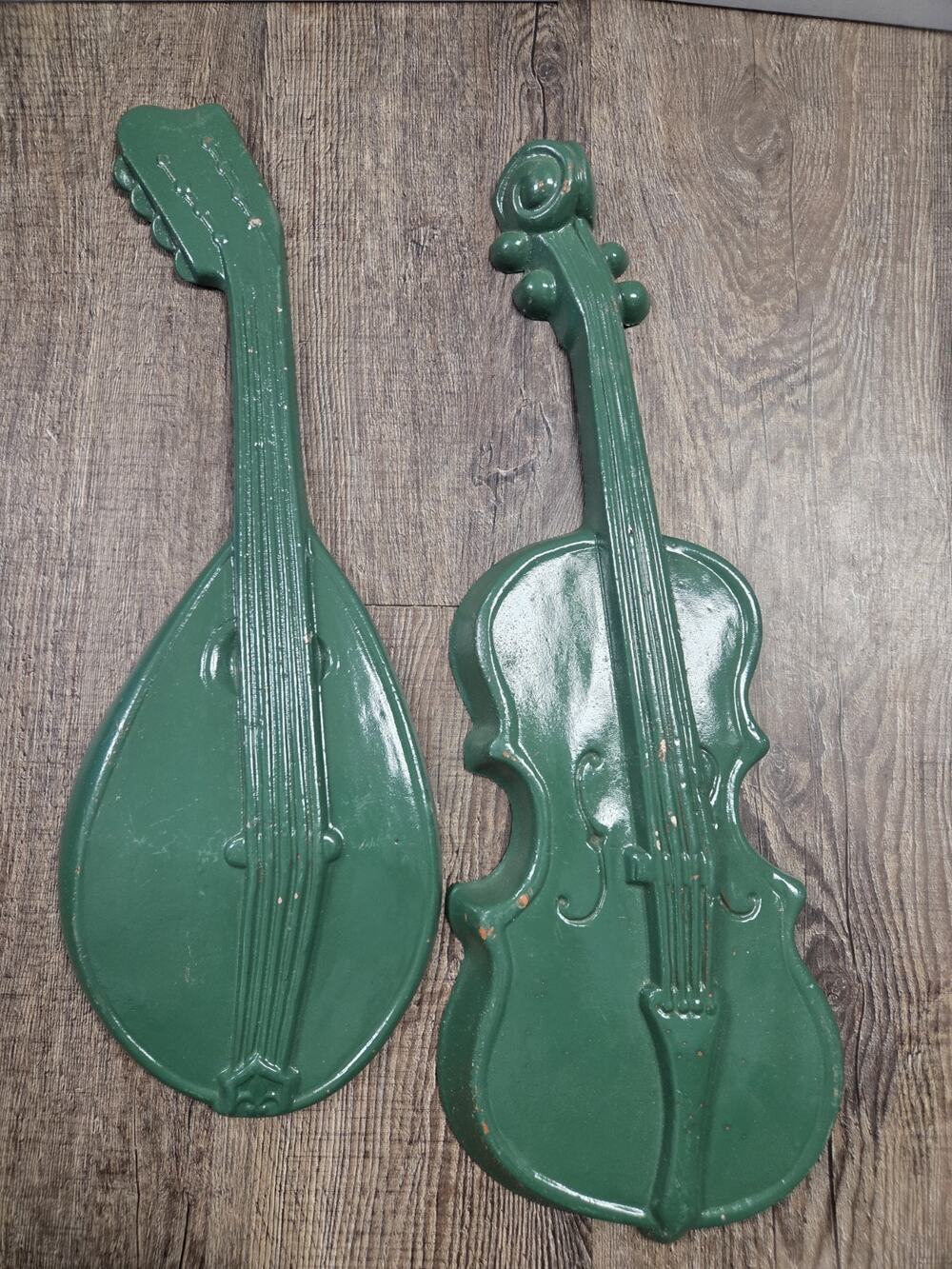 VINTAGE Green Royal Cast METAL WALL HANGINGS- 1 VIOLIN AND 1 MANDOLIN